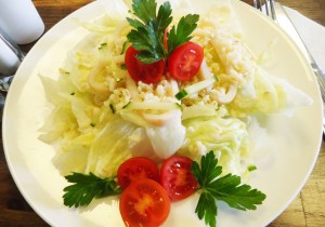Салат с булгуром и кальмарами, зеленым салатом и соусом «Песто» с лимоном